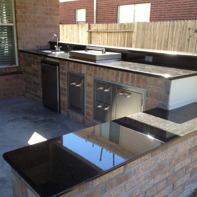 vimal-patel-outdoor-kitchen-with-bench-seating