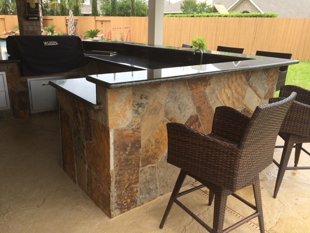 outdoor kitchen in patio