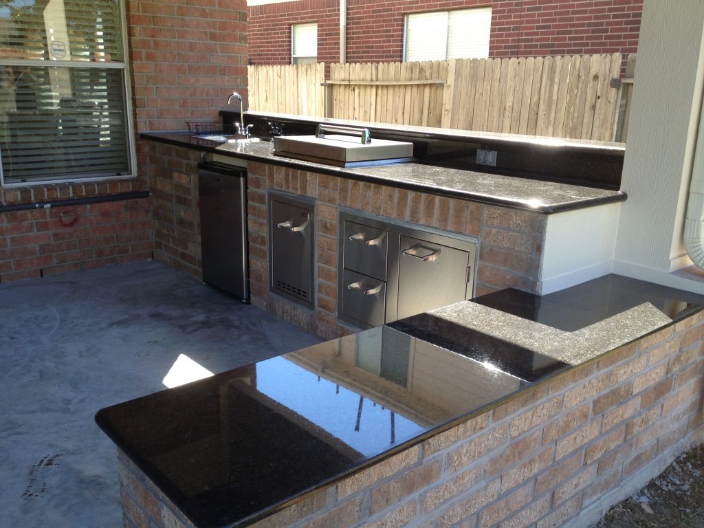 vimal-patel-outdoor-kitchen-with-bench-seating